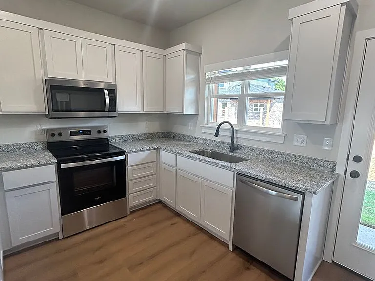 621-623 Cosmos St — Photo 7