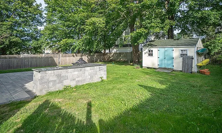 Elsmere Ave — Photo 29