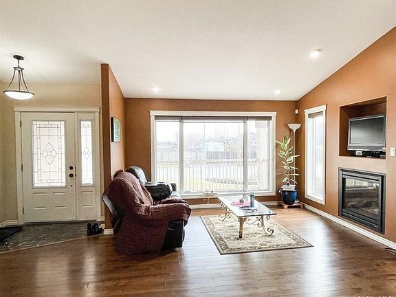 2nd image of 48 Gibson Cres