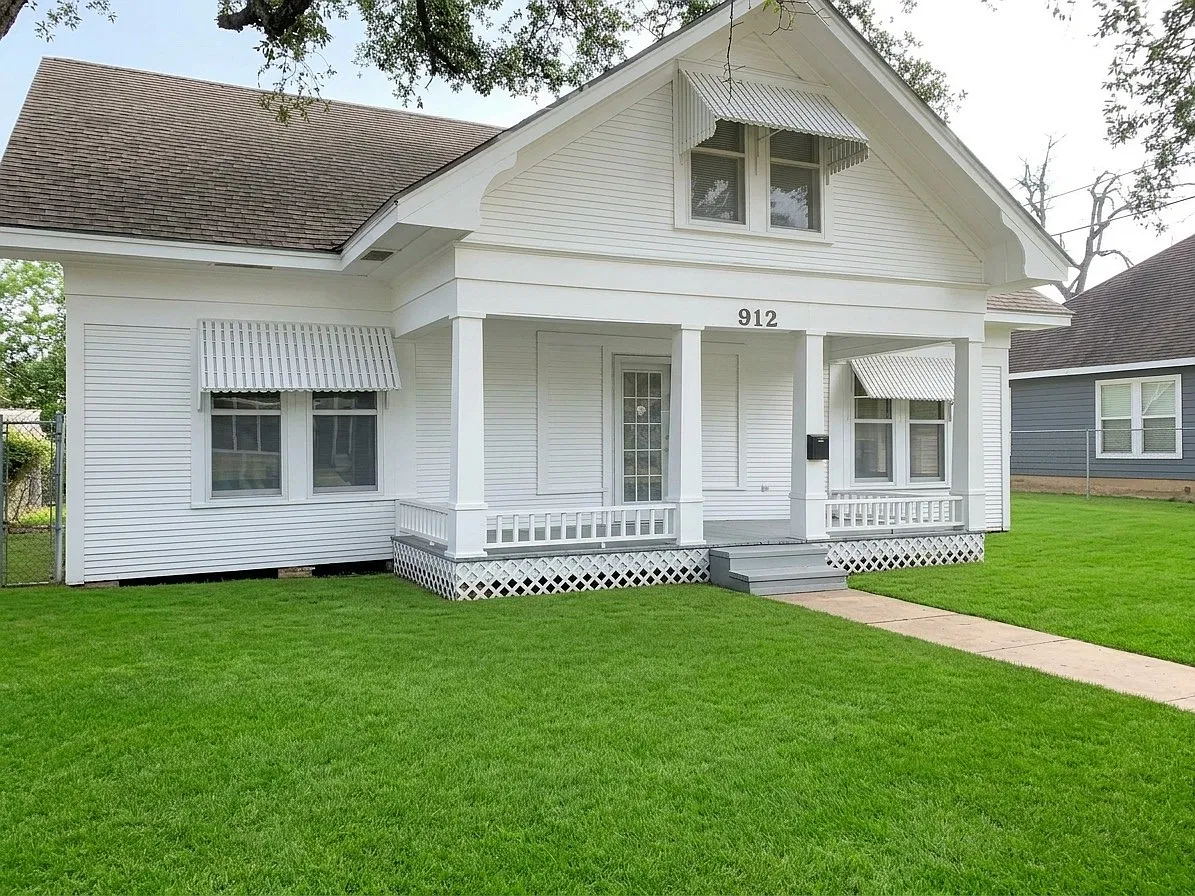 4 bed, 2400 sqft, $1,800 — Photo 1