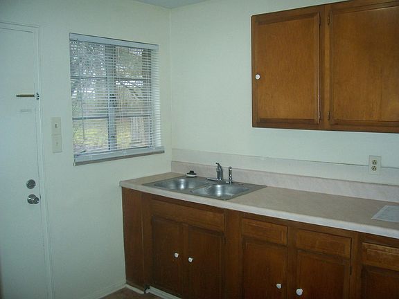 5th image of 3815 Woodlake Dr