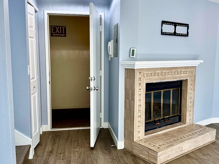1515 E Union St #304 — Photo 36