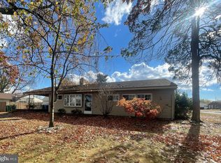 338 Goldenridge Dr, Levittown, PA 19057