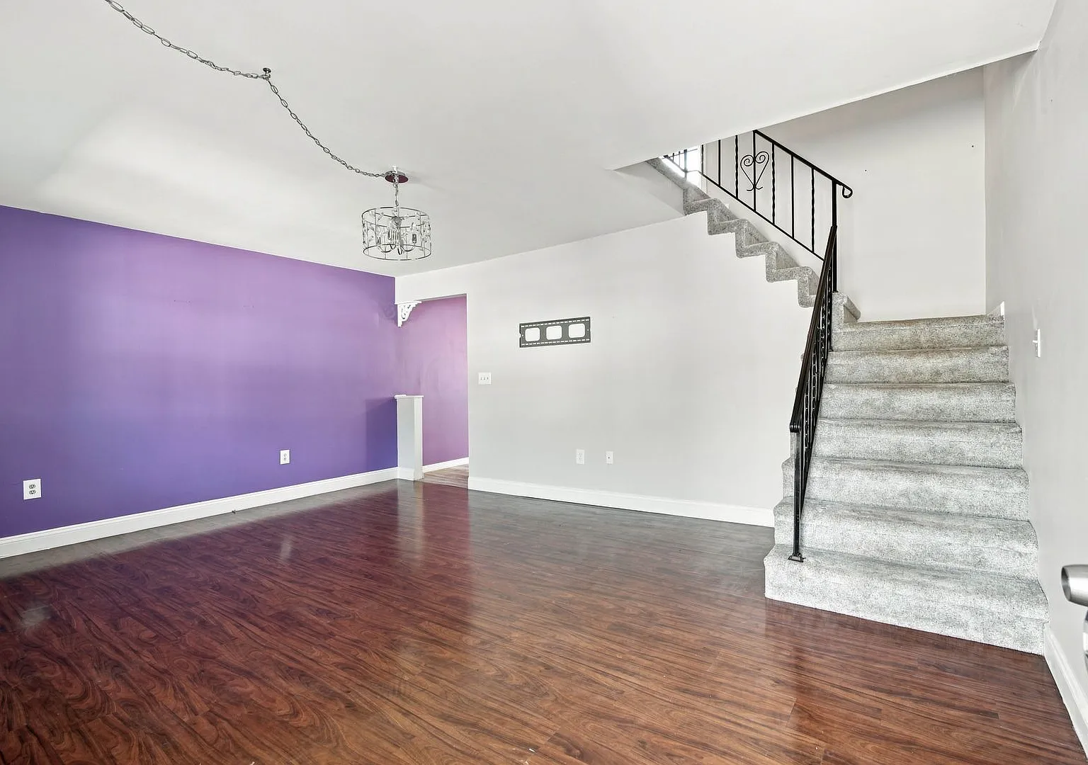 Spacious 3BR/2BA Home with Private Yard & Driveway — Photo 2