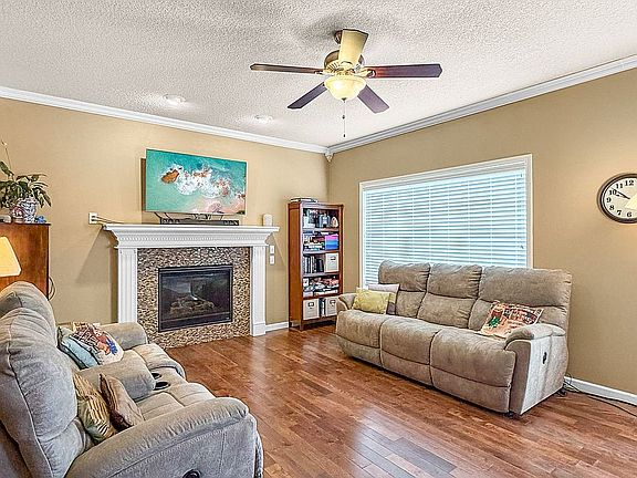 5th image of 2410 White Oak Ln