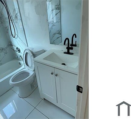 3rd image of 980 NE 170th St APT 122