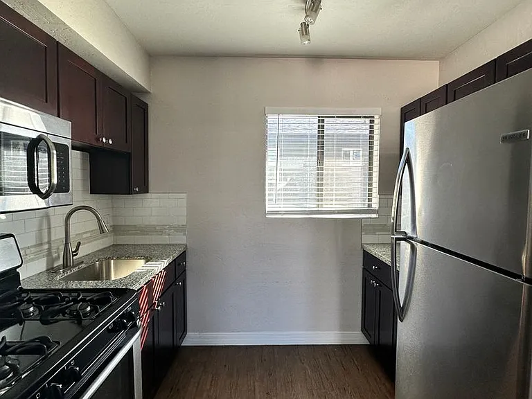 521 E Mariposa St — Photo 5