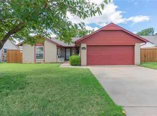 2109 Crystal Dr, Moore, OK 73160