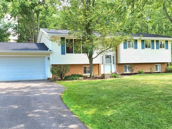 9051 Seminole Ln, Macedonia, OH 44056