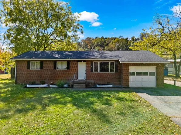 11 Braxton Dr, Huntington, WV 25705