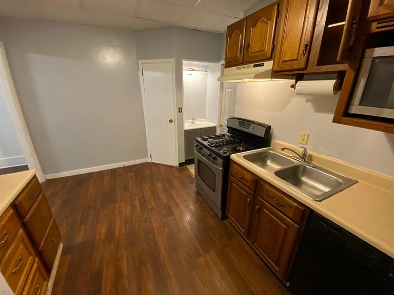 130 W Elm St #B — Photo 9