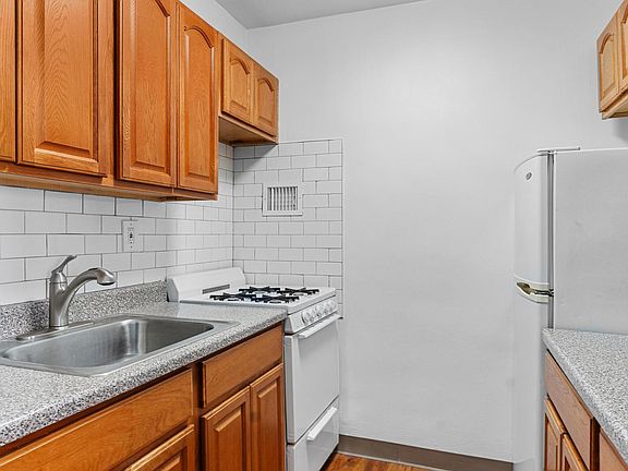 3rd image of 210 E 63rd St APT 6