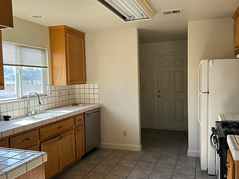 660 Westside Blvd #A — Photo 5