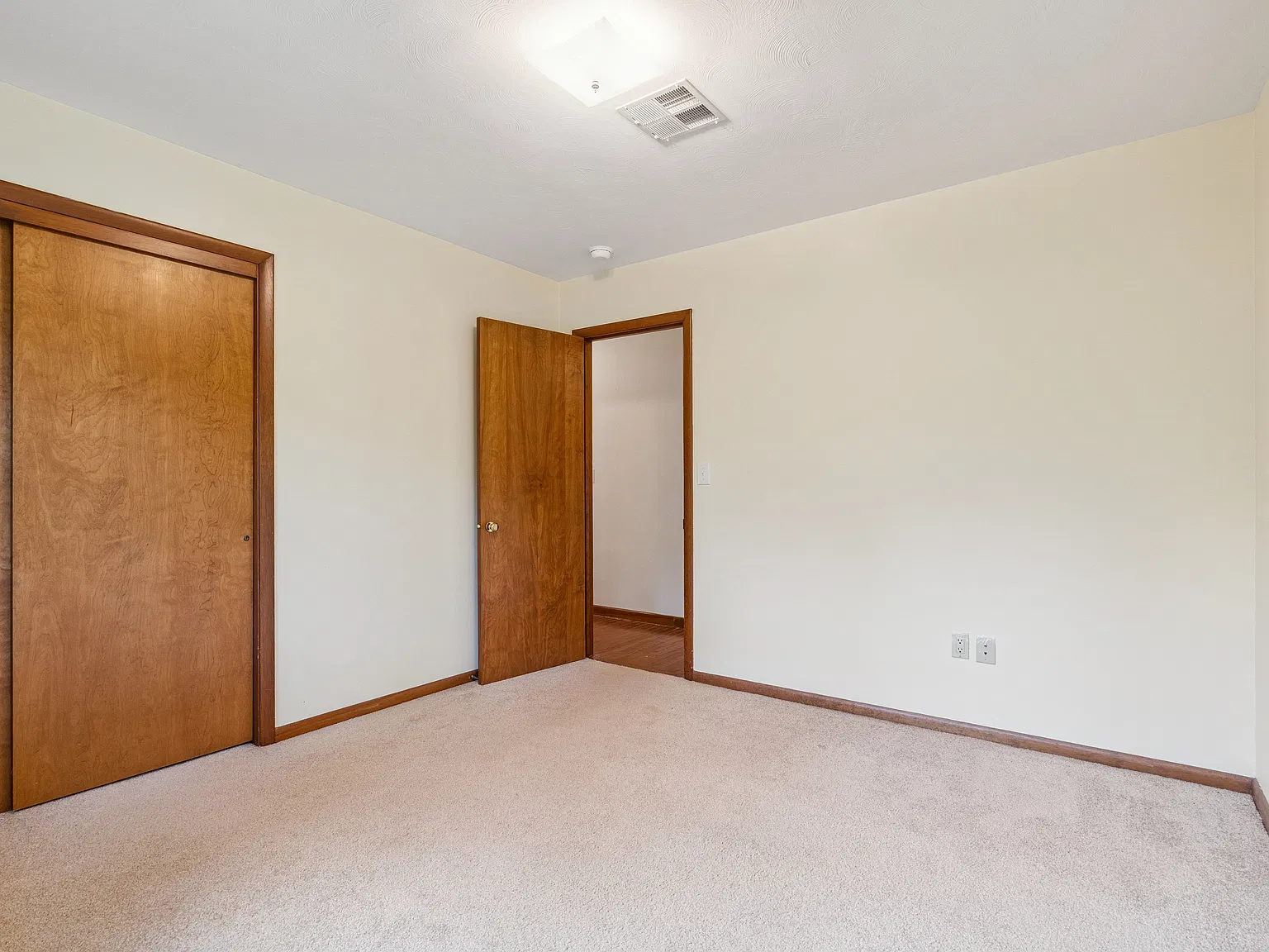306 Virginia Dr Iowa City — Photo 4