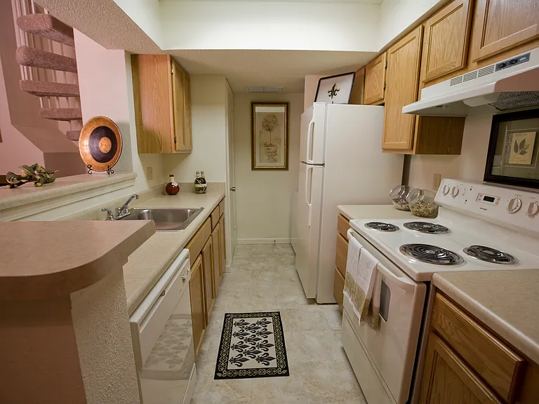 Shadowlake Villa Apartments — Photo 13