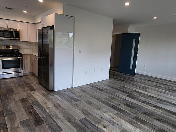 4th image of 12648 Oxnard St #12648