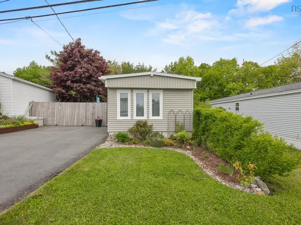 109 Hilltop Dr, Halifax, NS B4C 2P6