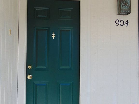 2nd image of 904 Lewis Dr