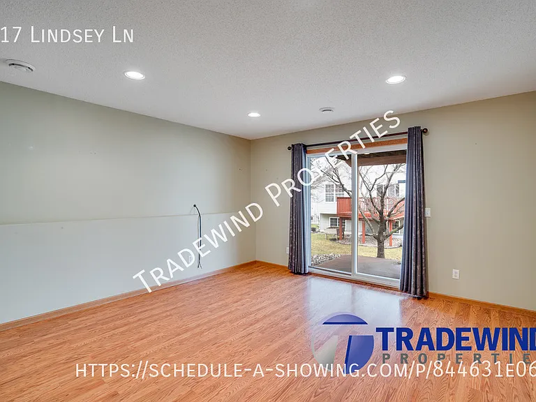 917 Lindsey Ln — Photo 8