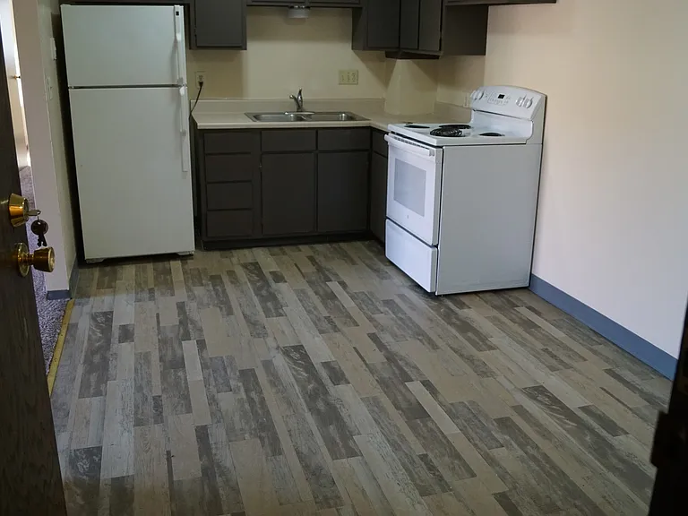 Arnold's Park Apartments — Photo 6