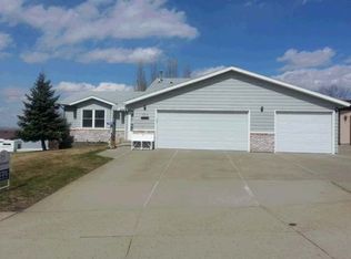 1802 Emberland Dr SE, Mandan, ND 58554