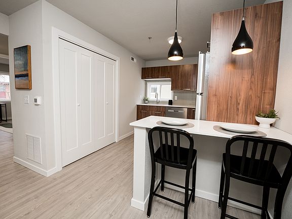 5th image of 908 Stoughton St #7
