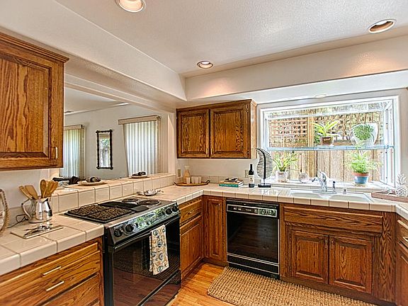 5th image of 2821 Lakeview Dr