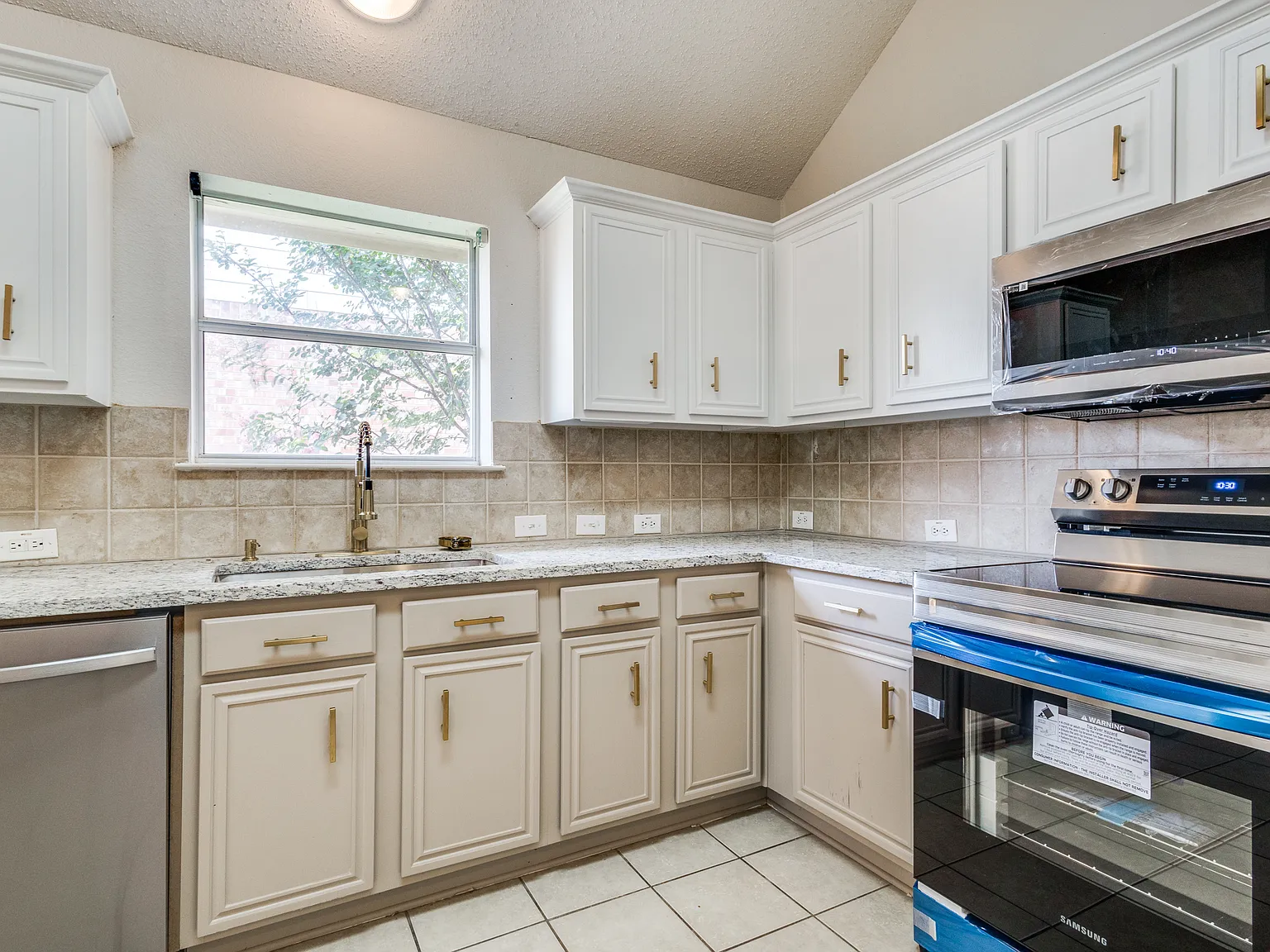 4 bed, 1995 sqft, $2,595 — Photo 2
