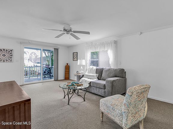 3rd image of 907 Laurel Cir