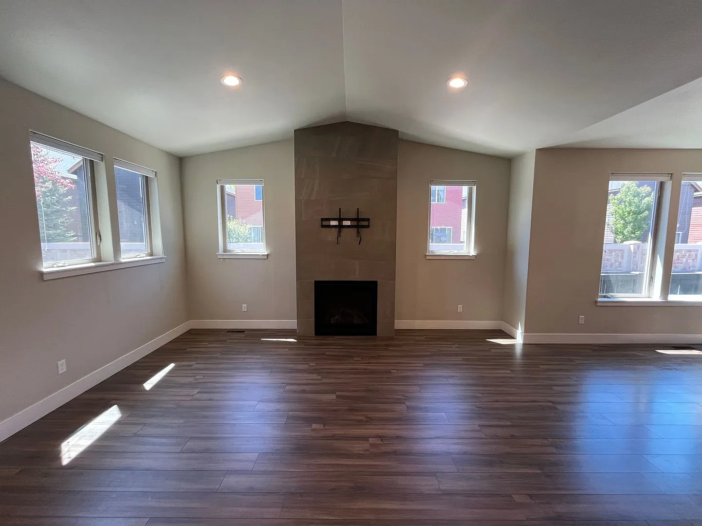 Single Level Home in Unique Bend Neighborhood — Photo 4