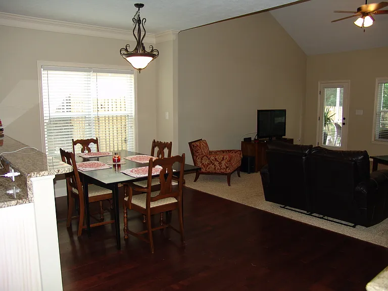 1038 Barrett Dr — Photo 6