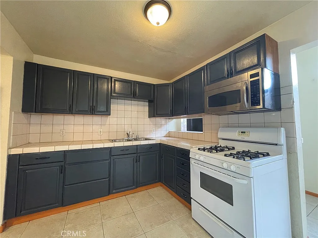 2 bed, 1200 sqft, $2,350 — Photo 3