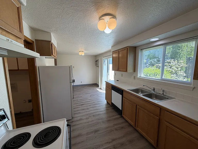 1052 Colony Pond Dr — Photo 4