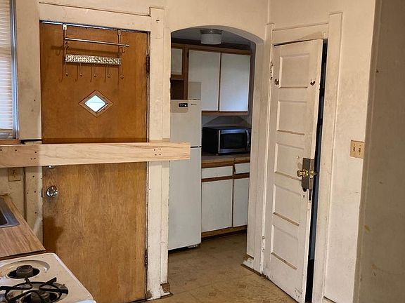 2nd image of 3027 Yost Pl NE