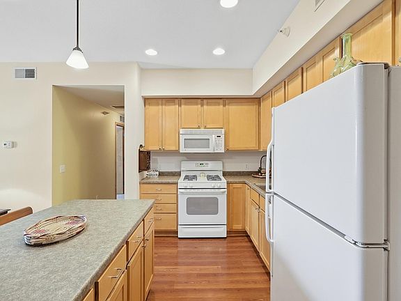 3rd image of 2900 11th Ave S APT 402