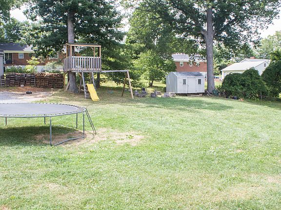 3rd image of 228 Oakdale Cir
