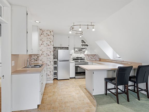 4th image of 133-135 Columbia Ave #3