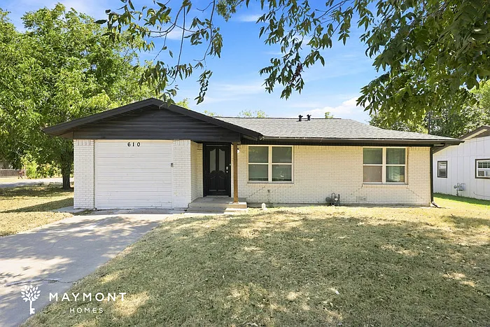 3 bed, 1.0 bath, 1039 sqft, $1,445 — Photo 1