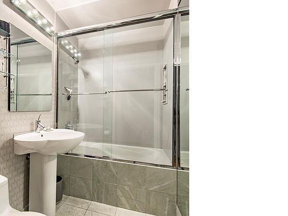 5th image of 130 W 67th St APT 11A
