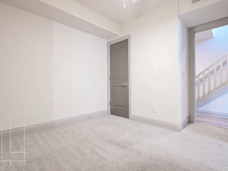 40 West — Photo 18