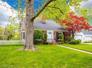 580 Hawthorne Rd, Grosse Pointe Woods, MI 48236