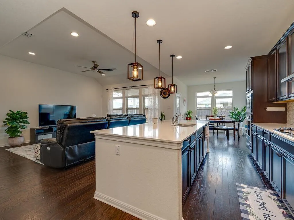 4 bed, 2.5 bath, 2913 sqft, $2,800 — Photo 3