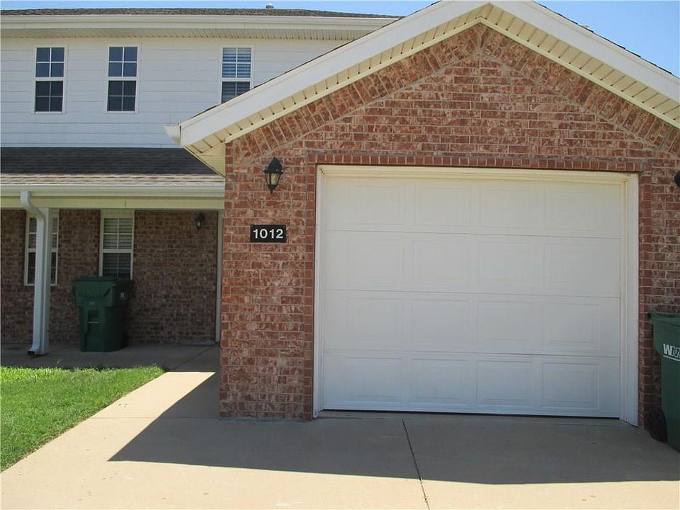 1st image of 1012 Oakwood Ln