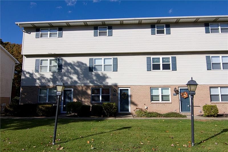 1st image of 300 Bellford Ct