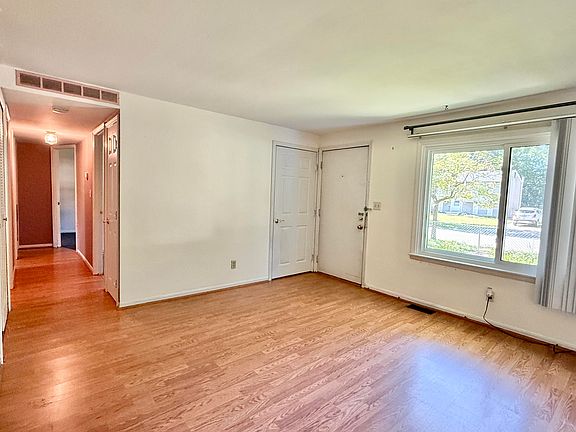 2nd image of 2183 Hemlock Dr