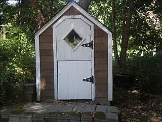 4th image of 562 Violet Ave
