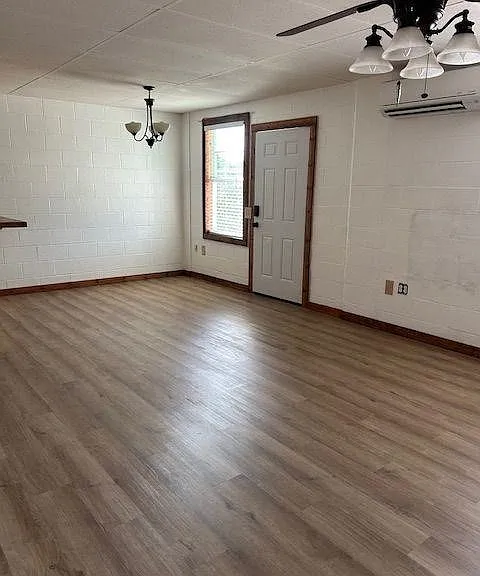 633 N Commercial St — Photo 2