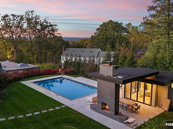 3rd image of 8 Stanton Rd