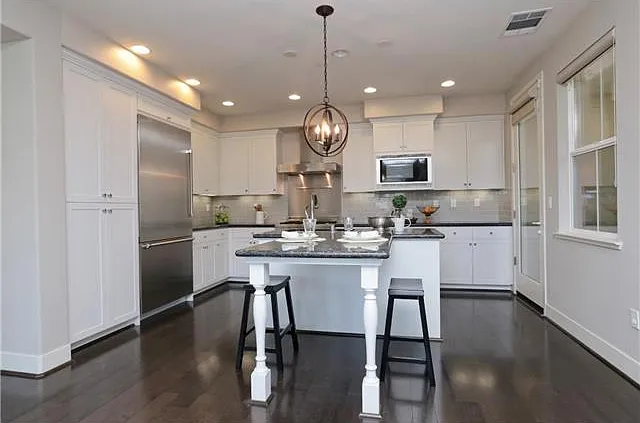 401 Derby Ave — Photo 6