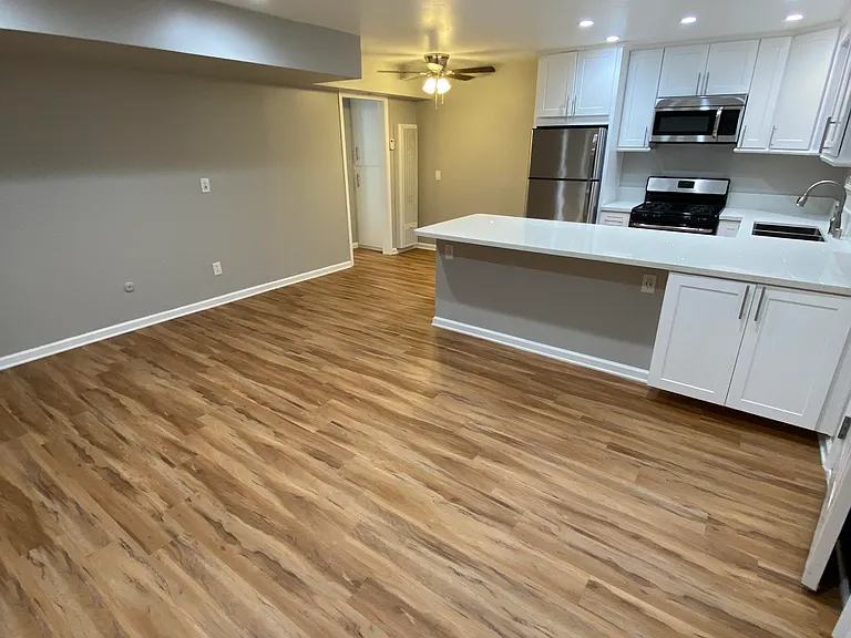 Monterey Villa Apartments — Photo 9